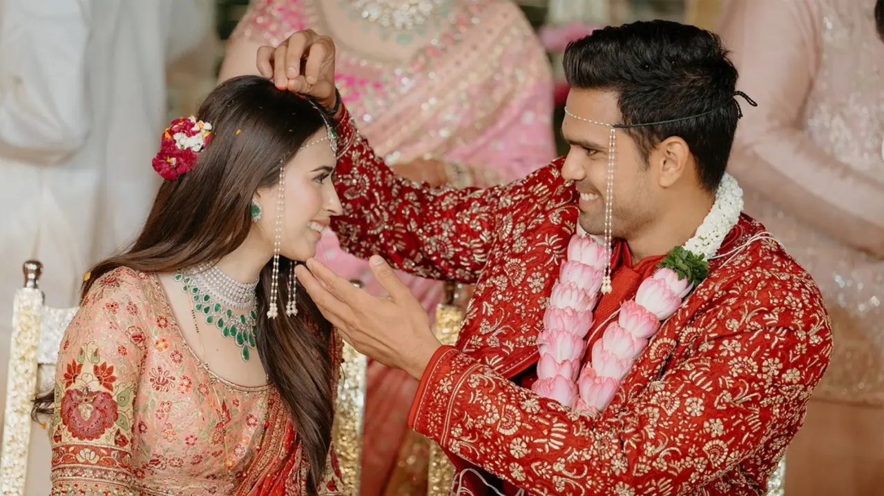 Arjun Tendulkar was seen performing a heartfelt wedding ritual as he applied sindoor to Saaniya Chandhok during their ceremony. The emotional moment captured the couple embracing the traditional ritual.